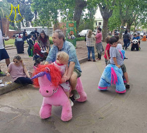 Hansel family park games stuffed electric walking horse toy ride for kids fournisseur