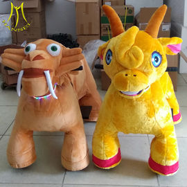 Hansel walking stuffed electric battery powered plush toy ride on animals fournisseur